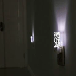 Night Light, A Black And White Image Of Leaves. -Nuas Diy Shop 2d680fc8efcb9d308224e999f43cbf53685510e7